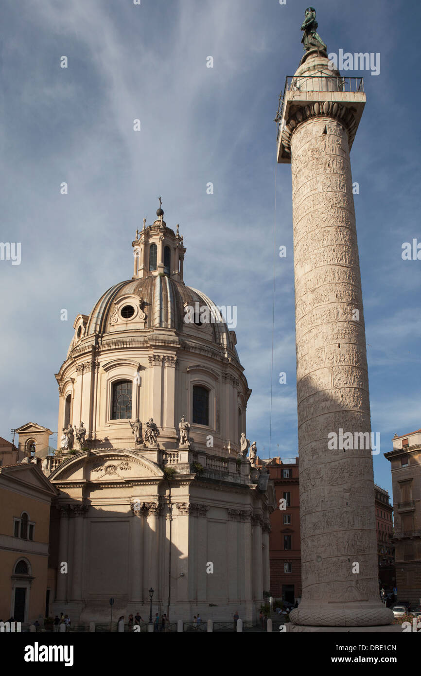 La Colonne Trajane et église de Santa Maria di Loreto, toutes deux situées dans le Forum de Trajan, à Rome. Banque D'Images