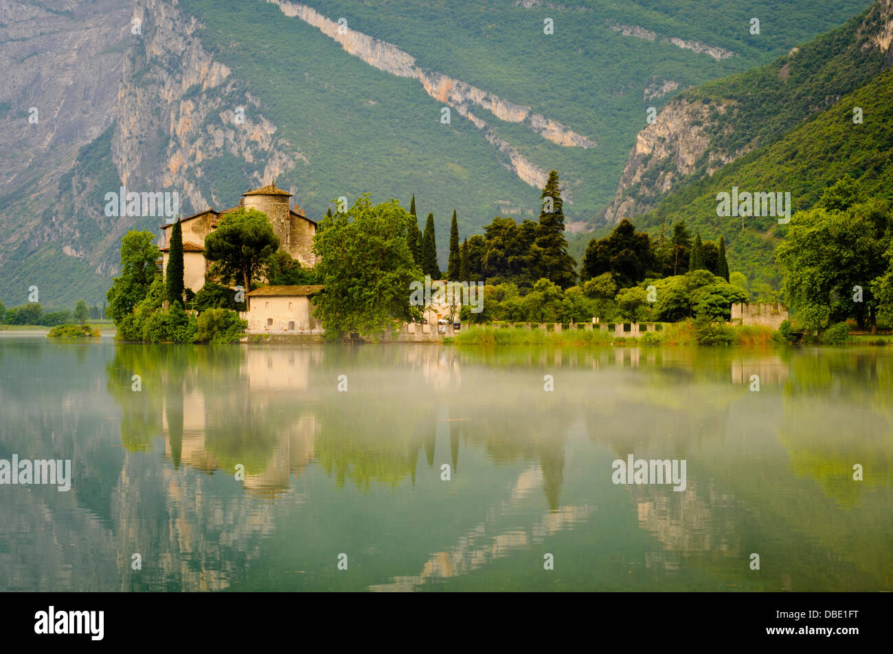 Le Château médiéval de Toblino se reflétant dans les eaux calmes du lac Toblino. Le Trentin, Italie Banque D'Images