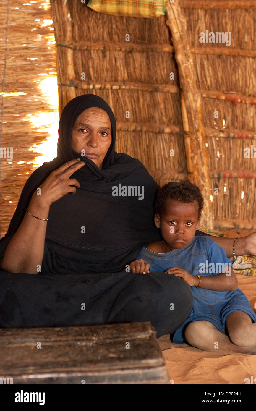 À l'intérieur de tente touareg fait à partir de tapis tissés. Le village 'queen' à la maison de sa fille mariée avec sa petite fille. Mali Banque D'Images