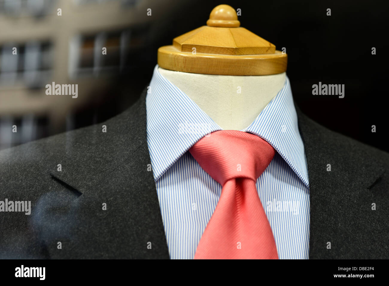 Veste pour hommes, chemise et cravate affiché sur la vitrine d'un magasin Mannequin. Banque D'Images