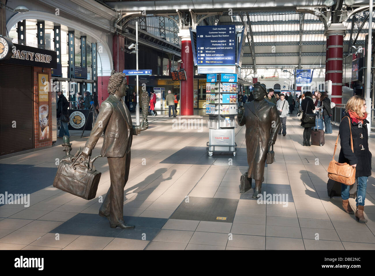 Sculptures de Liverpool à la gare de Lime Street, de l'artiste et comédien Ken Dodd et travail MP Bessie Braddock Banque D'Images