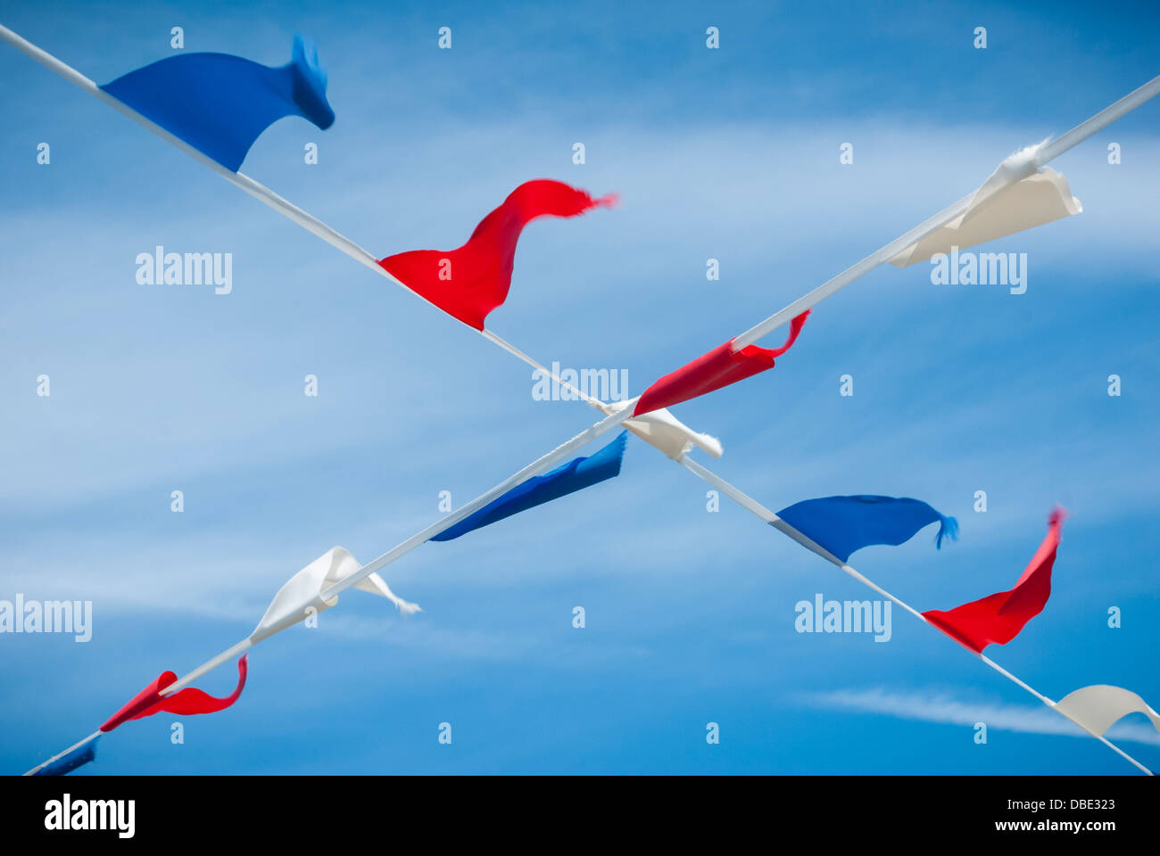 Rouge, blanc et bleu couleurs de l union jack crossing contre un ciel bleu. Banque D'Images