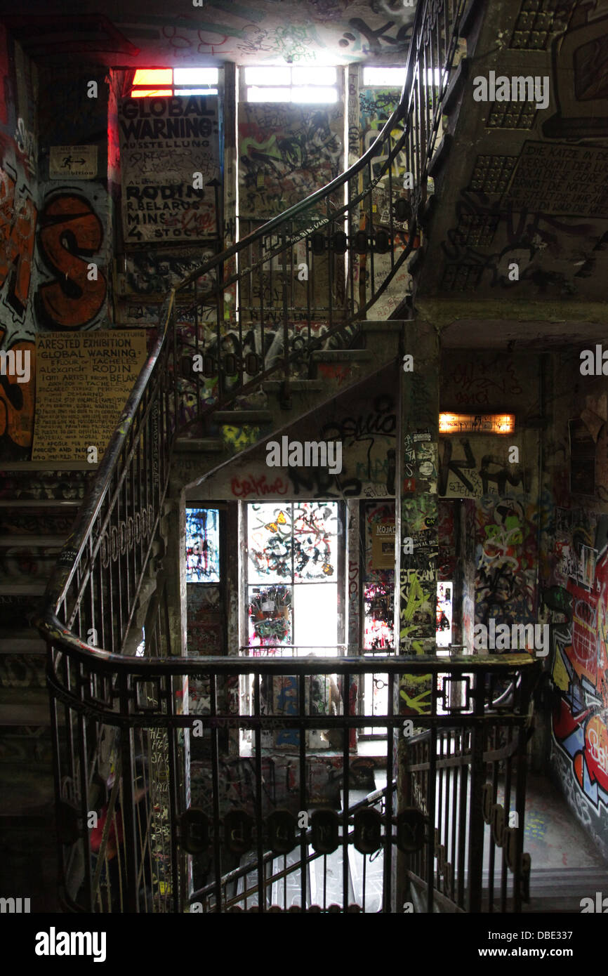 Escalier à l'intérieur de Kunsthaus Tacheles / Art House Tacheles, Berlin Banque D'Images