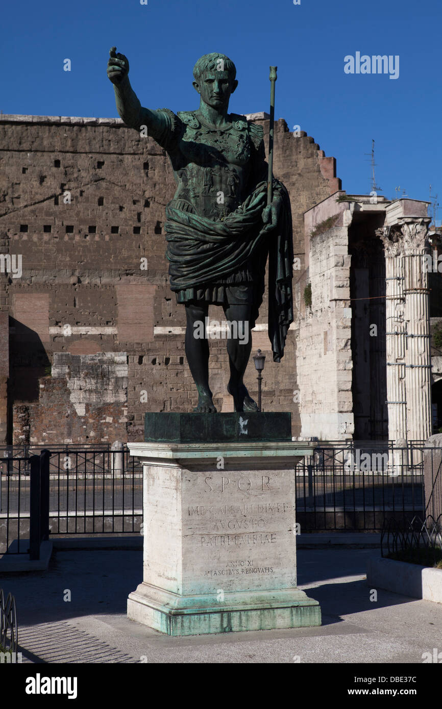 Sculpture de César à côté de Forum de Trajan. Rome Banque D'Images