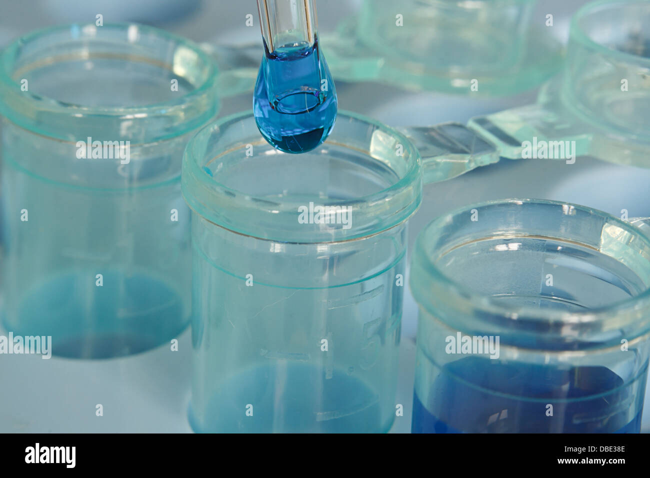 Extreme Close up d'un compte-gouttes en plaçant une solution en flacon dans un laboratoire de test d'ADN Banque D'Images