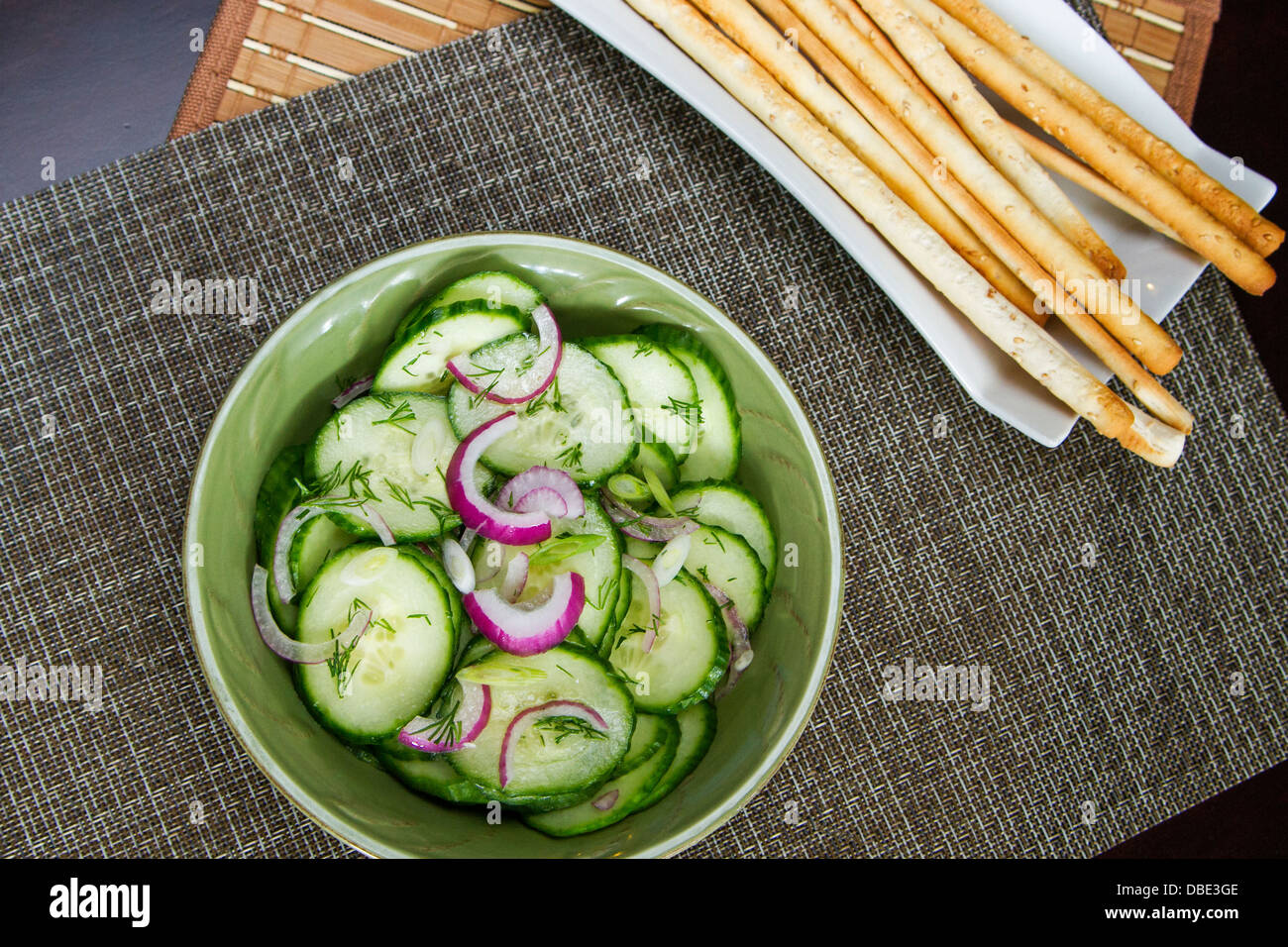 Les concombres frais et salade d'oignons rouges détail Banque D'Images