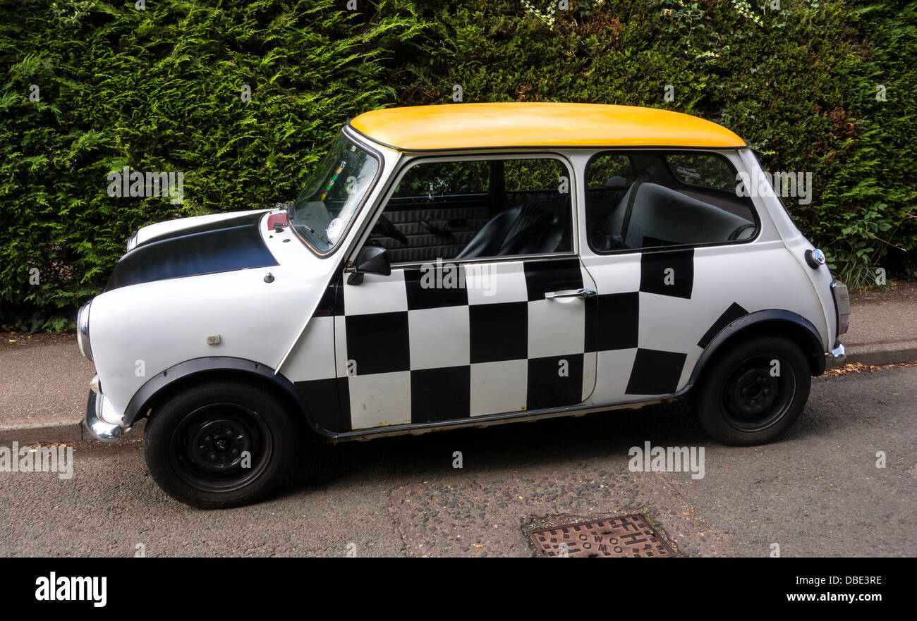 Old style original Mini car personnalisé par propriétaire Banque D'Images
