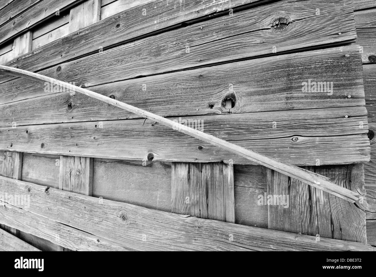 La planche en bois d'un peeling le mur extérieur d'un bâtiment abandonné sur Oregon's Prairie Zumwalt. Banque D'Images