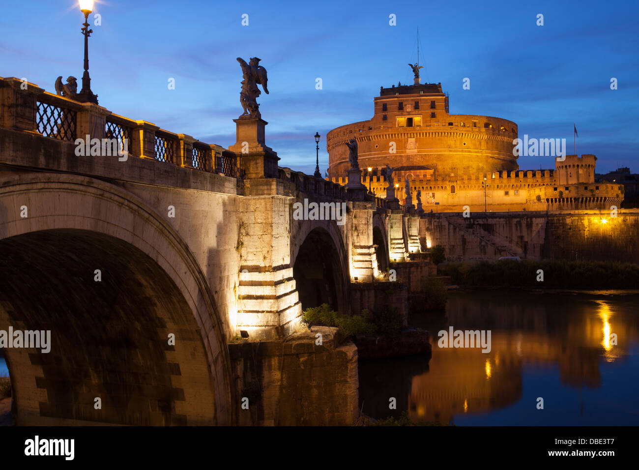 Vue de nuit du château de Sant 'Angelo et le pont du même nom dans la ville de Rome Banque D'Images