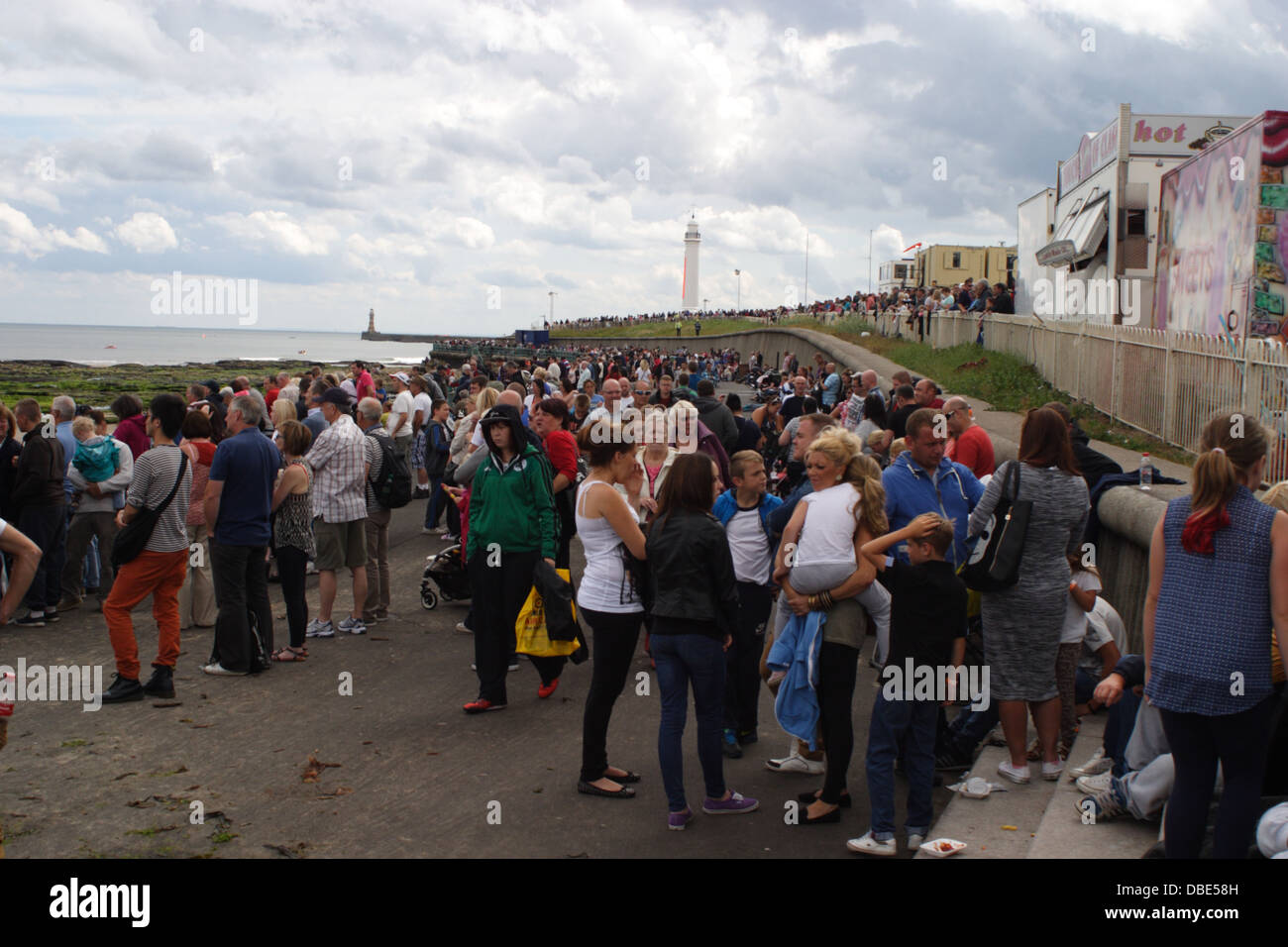 Regarder la foule de spectateurs Sunderland 25e anniversaire de l'aéronautique. Banque D'Images