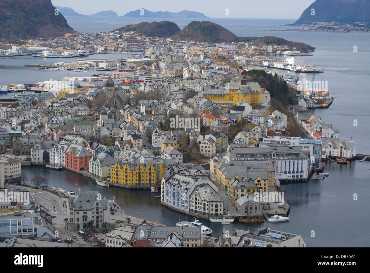 Vue panoramique d'Ålesund, connue pour son architecture art nouveau, l'entourant de fjords et les hauts sommets des Alpes Sunnmoere Banque D'Images