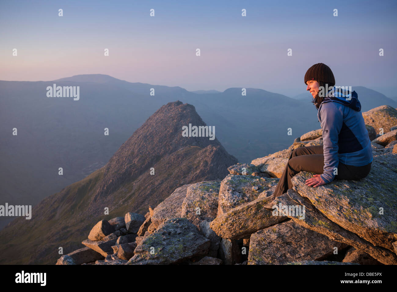 Female hiker sur sommet de Glyder Fach Tryfan avec en arrière-plan, le parc national de Snowdonia, le Pays de Galles Banque D'Images