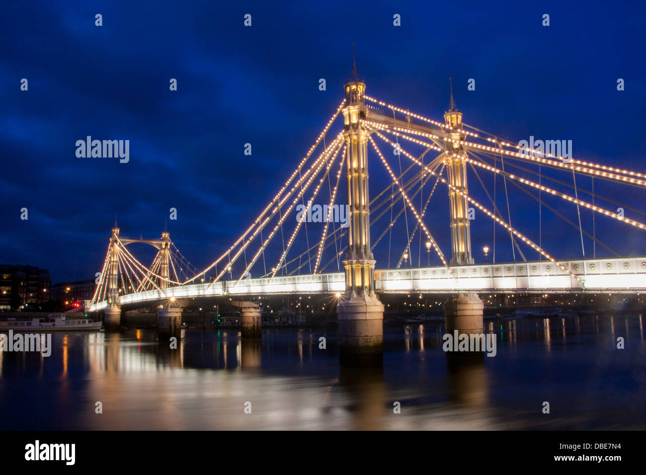 Albert Bridge et la Tamise au crépuscule / Crépuscule / nuit Chelsea London England UK Banque D'Images