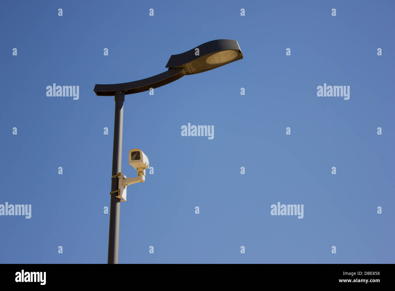Lampe de rue dans la lumière du jour cam surveillance Banque D'Images