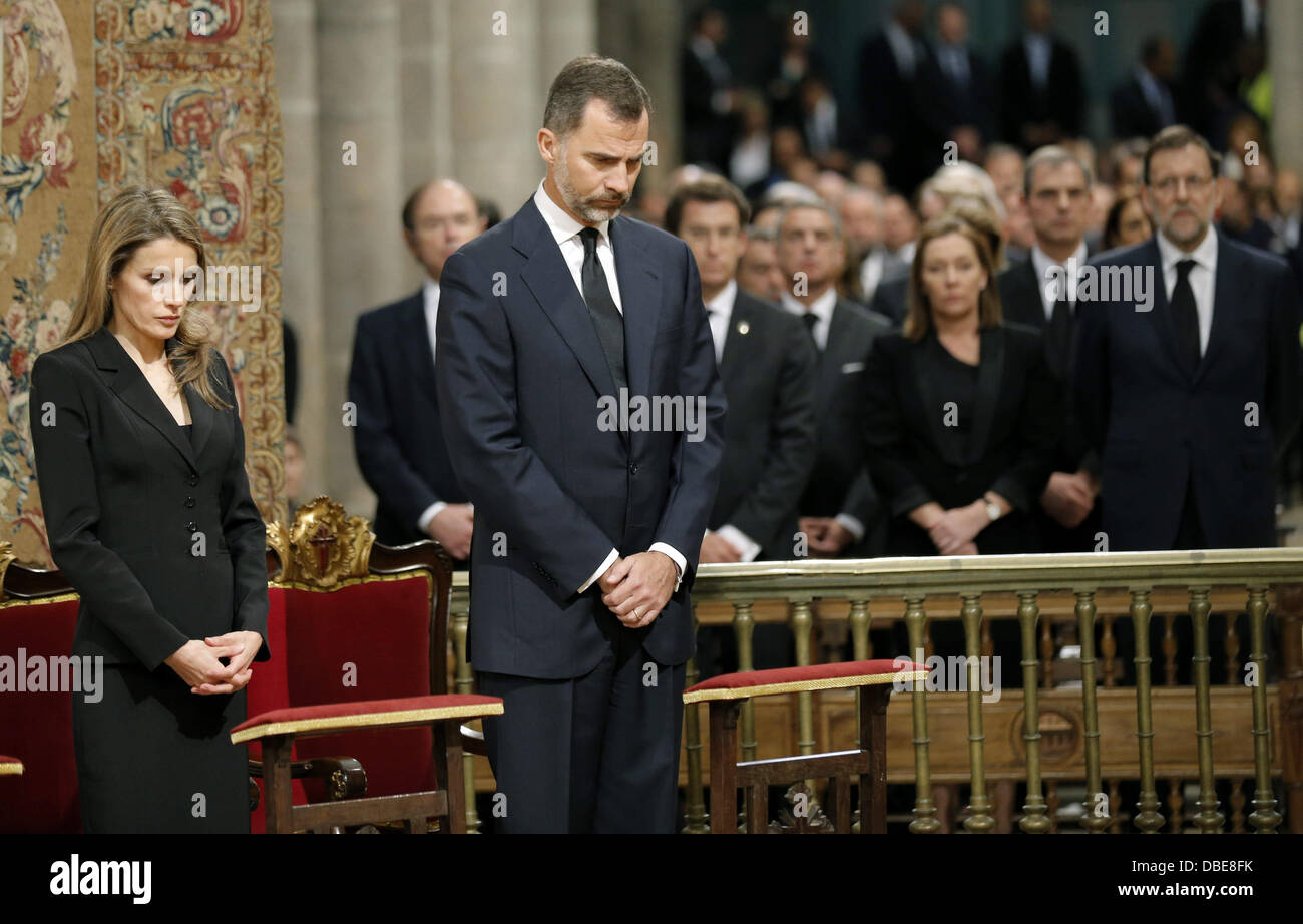 Santiago de Compostela, Espagne. 29 juillet, 2013. La princesse Letizia d'Espagne et le Prince Felipe d'Espagne arrivent à Santiago de Compostela Cathedral avant une messe du souvenir pour les victimes de l'accident ferroviaire espagnol le 29 juillet 2013 à Santiago de Compostela, Espagne. Le train à grande vitesse s'est écrasé après avoir déraillé sur une courbe comme il approchait le nord-ouest de la ville espagnole de Saint Jacques de Compostelle à 8:40pm le 24 juillet, la veille de la fête Saint Jacques de Compostelle. Au moins 79 personnes sont mortes et 130 autres ont été blessées. Credit : ZUMA Press, Inc./Alamy Live News Banque D'Images