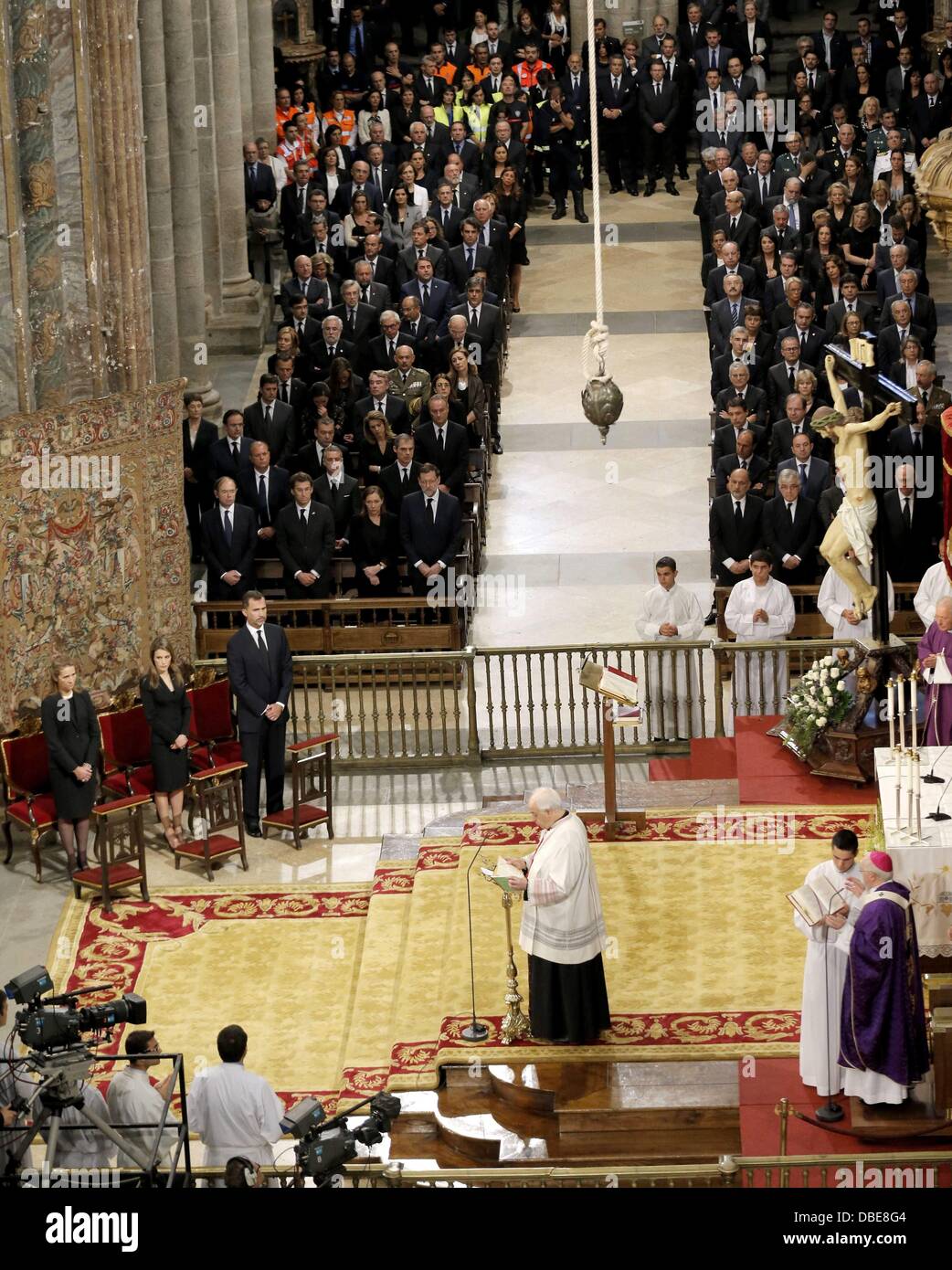 Santiago de Compostela, Espagne. 29 juillet, 2013. La princesse Letizia d'Espagne et le Prince Felipe d'Espagne arrivent à Santiago de Compostela Cathedral avant une messe du souvenir pour les victimes de l'accident ferroviaire espagnol le 29 juillet 2013 à Santiago de Compostela, Espagne. Le train à grande vitesse s'est écrasé après avoir déraillé sur une courbe comme il approchait le nord-ouest de la ville espagnole de Saint Jacques de Compostelle à 8:40pm le 24 juillet, la veille de la fête Saint Jacques de Compostelle. Au moins 79 personnes sont mortes et 130 autres ont été blessées. Credit : ZUMA Press, Inc./Alamy Live News Banque D'Images