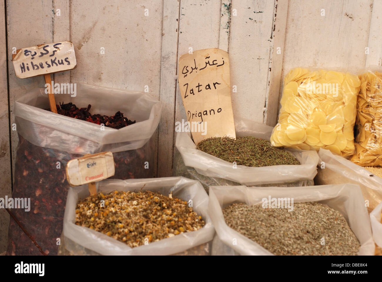 Épices à vendre dans un marché serré dans la vieille ville, quartier arabe, Jérusalem, Israël Banque D'Images