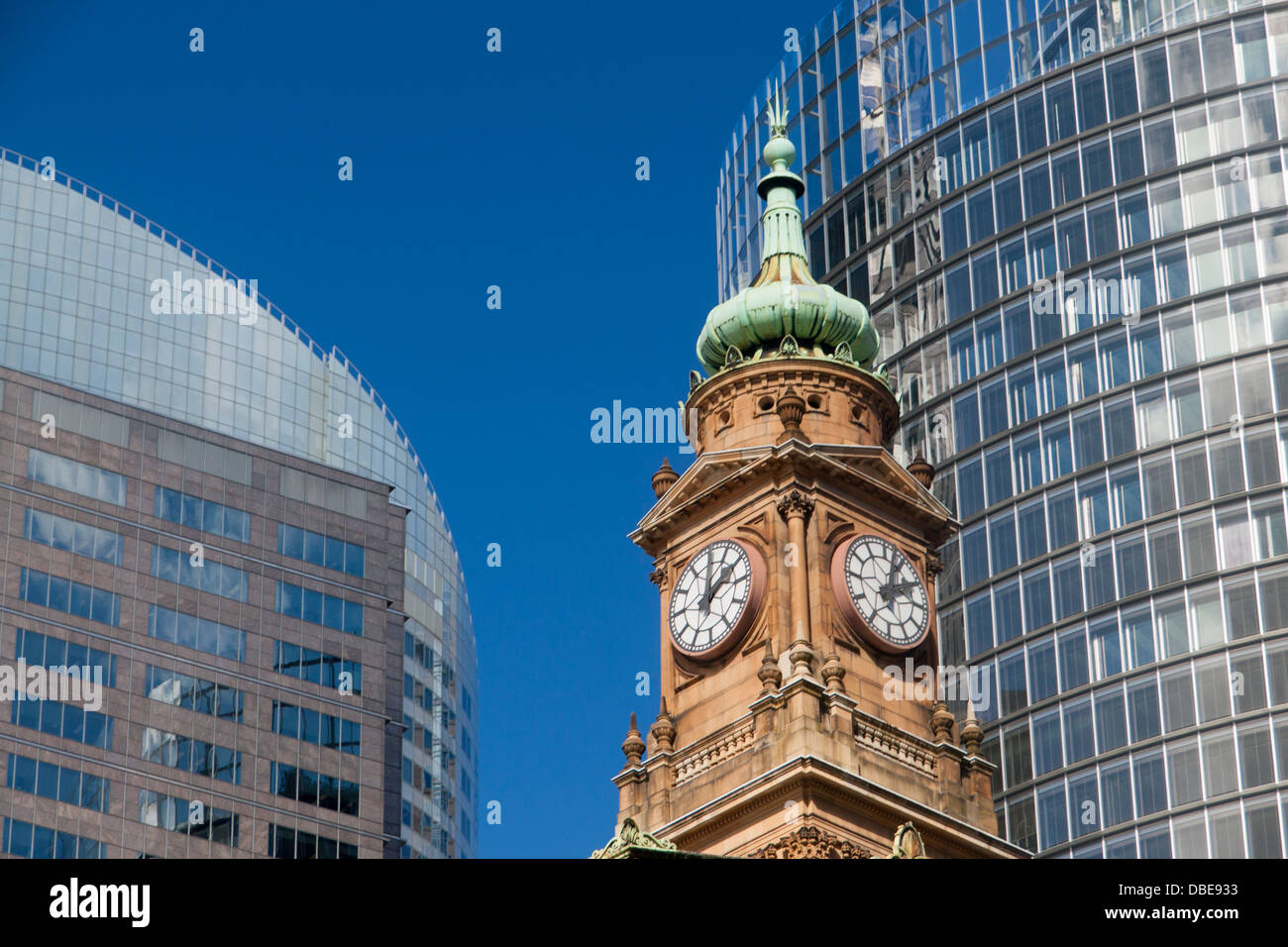 Tour de l'horloge de l'édifice du ministère des Terres avec des gratte-ciel de verre derrière le centre-ville de Sydney CBD Nouvelle Galles du sud , Australie Banque D'Images