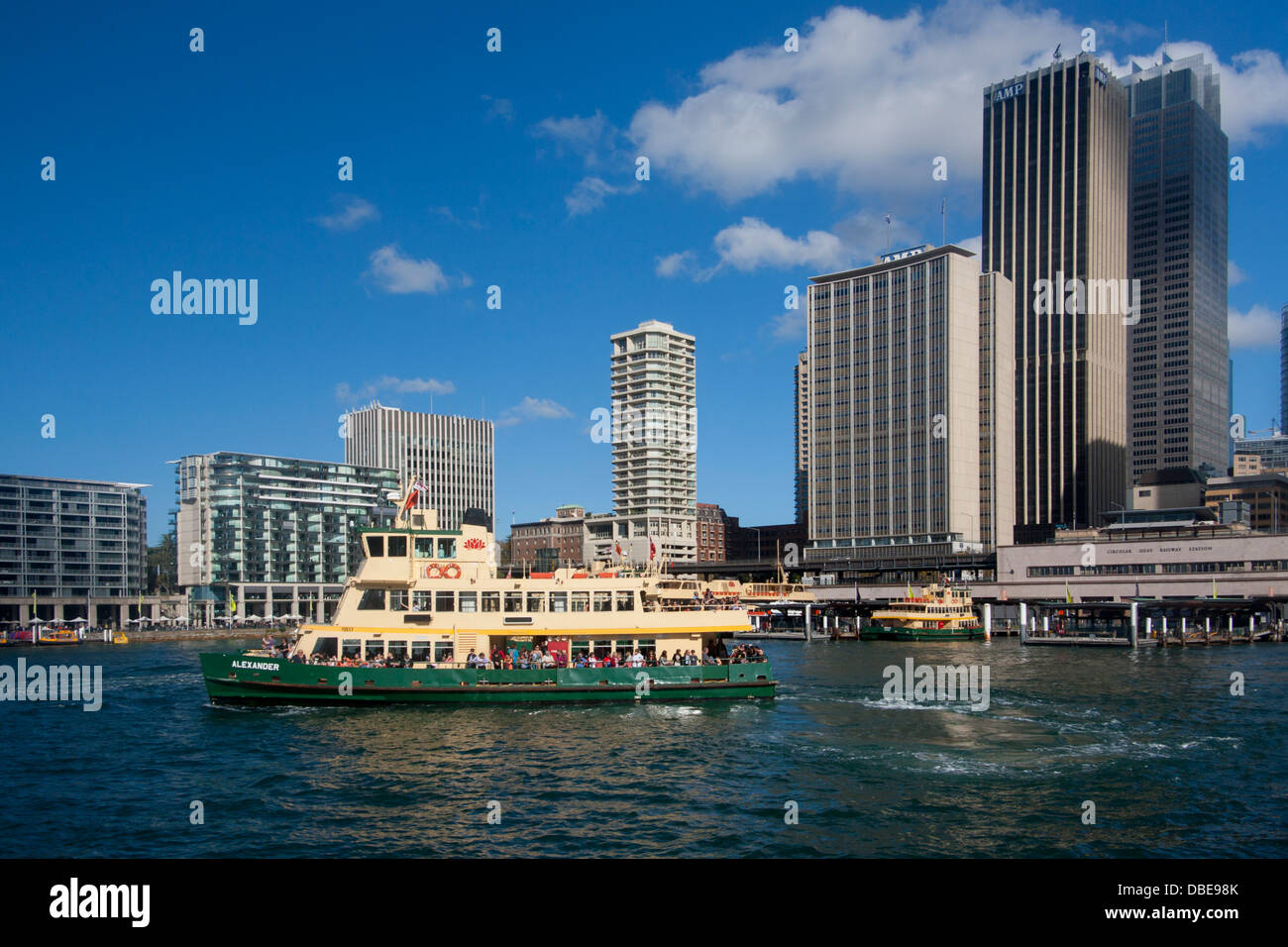 Ferry 'Alexander' Circular Quay avec CBD skyline derrière Sydney Cove Sydney NSW Australie Nouvelle Galles du Sud Banque D'Images