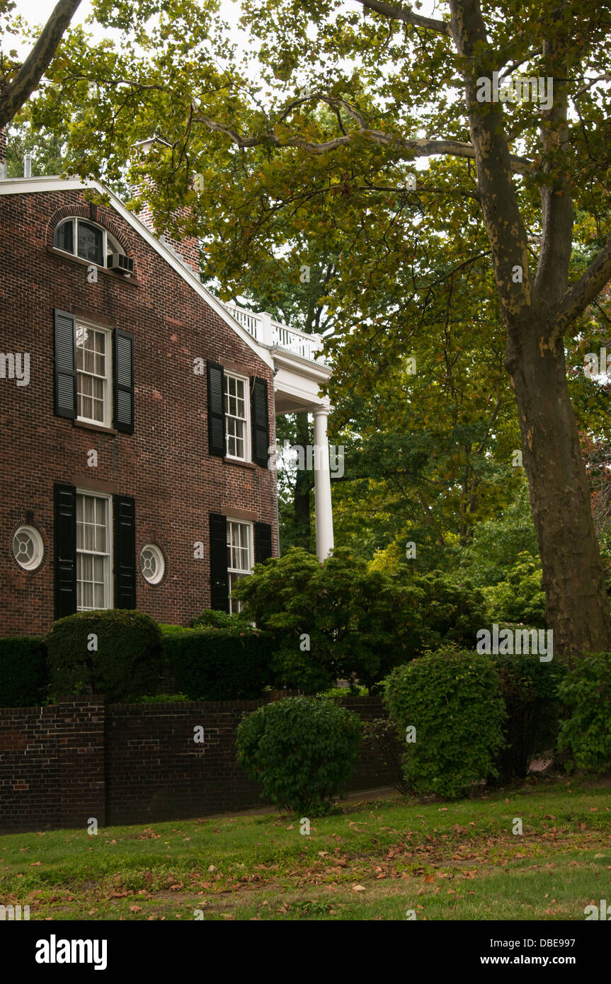 Une maison de style colonial à Governors Island, New York. Banque D'Images