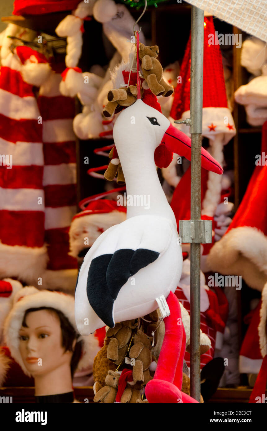 France, Alsace, Strasbourg, Grand Island. Marché de Noël avec d'hiver célèbre stork de souvenirs. UNESCO World Heritage Site. Banque D'Images