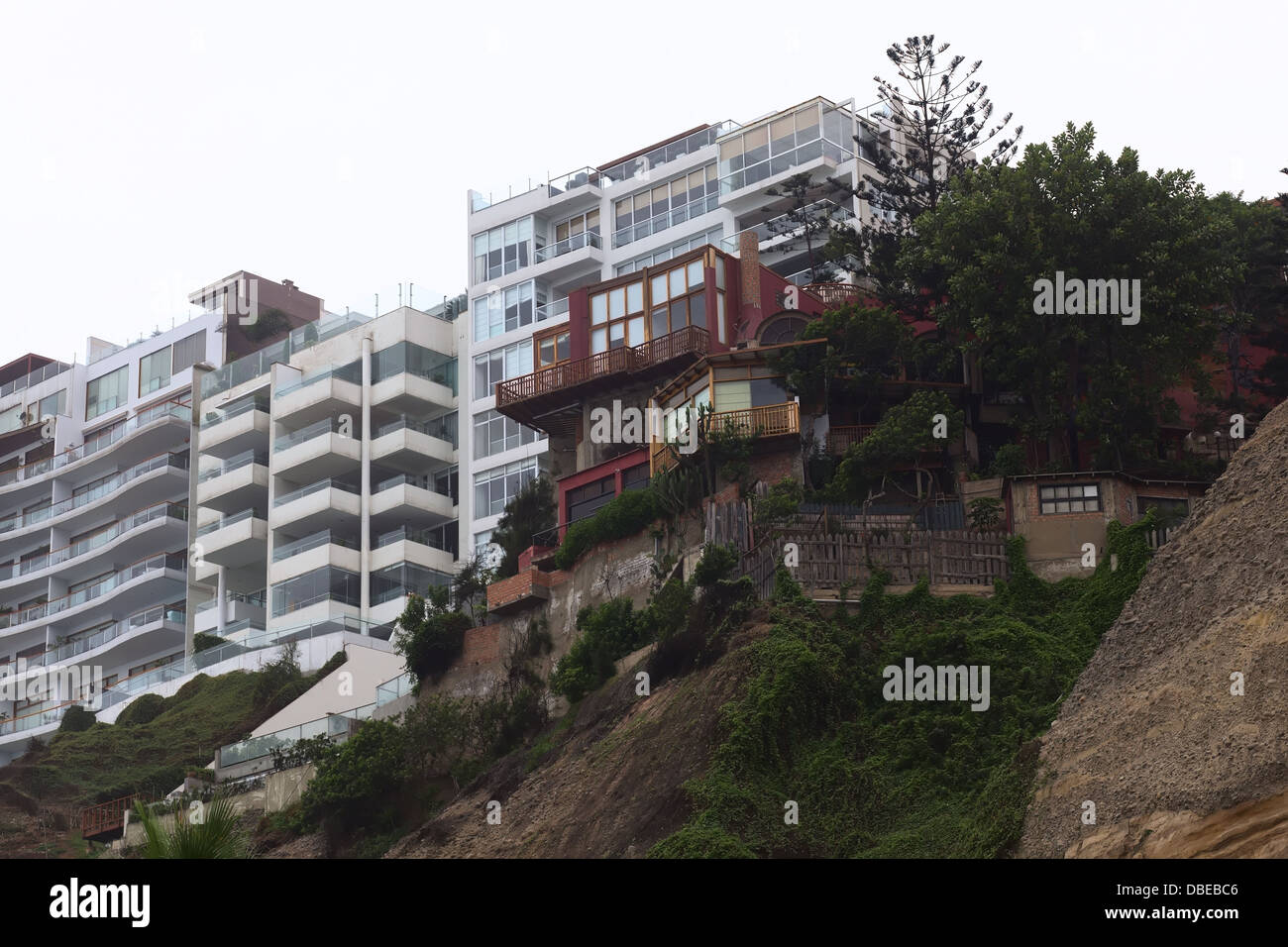 Anciens et nouveaux bâtiments résidentiels sur la côte escarpée de l'arrondissement de Barranco à Lima, Pérou. Banque D'Images