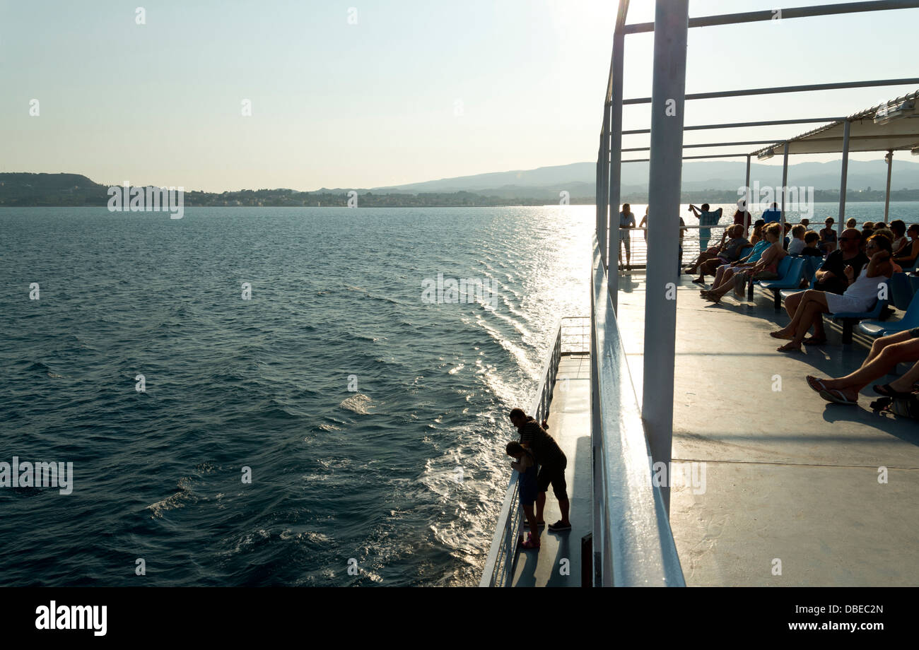 La lumière du soleil du soir sur la mer derrière le ferry à Lixouri à Argostoli, Grèce, Céphalonie Banque D'Images