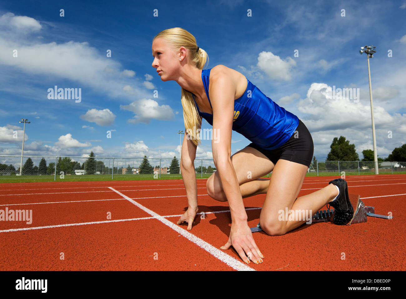 Un jeune athlète prêt pour la course dans les starting-blocks Banque D'Images