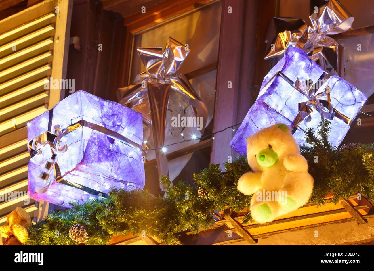 Cadeaux décoration éclairage Christmast. Colmar. Haut-Rhin. L'Alsace. France Banque D'Images