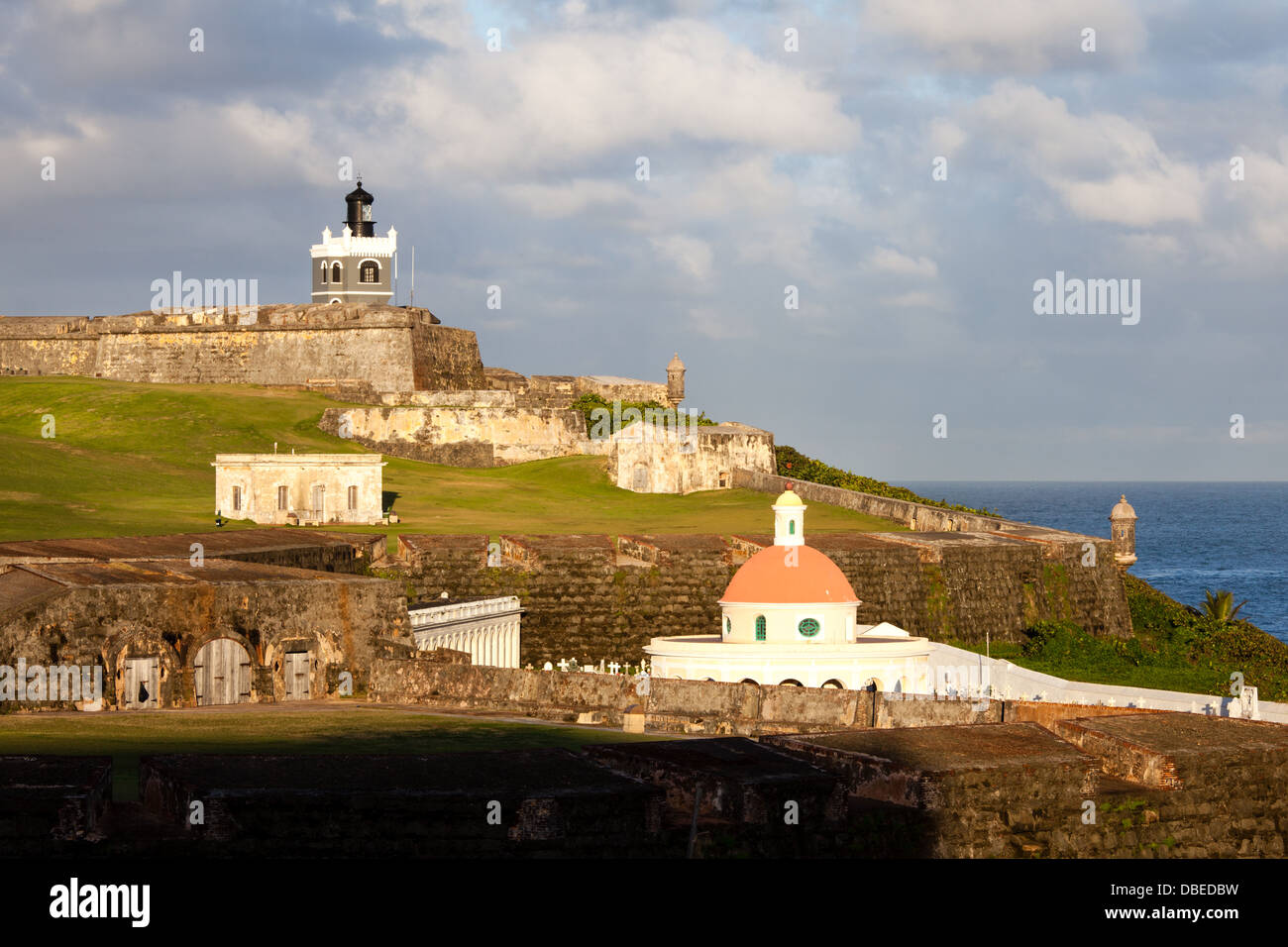 La première lumière du jour sur le fort El Morro, le phare et le cimetière dans le Vieux San Juan, Puerto Rico. Banque D'Images