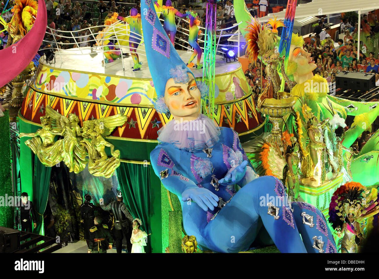 Un flotteur géant avec Pierrot dans le Sambadrome clowns pendant le Carnaval à Rio de Janeiro, Brésil, le lundi 11 février 2013. Banque D'Images