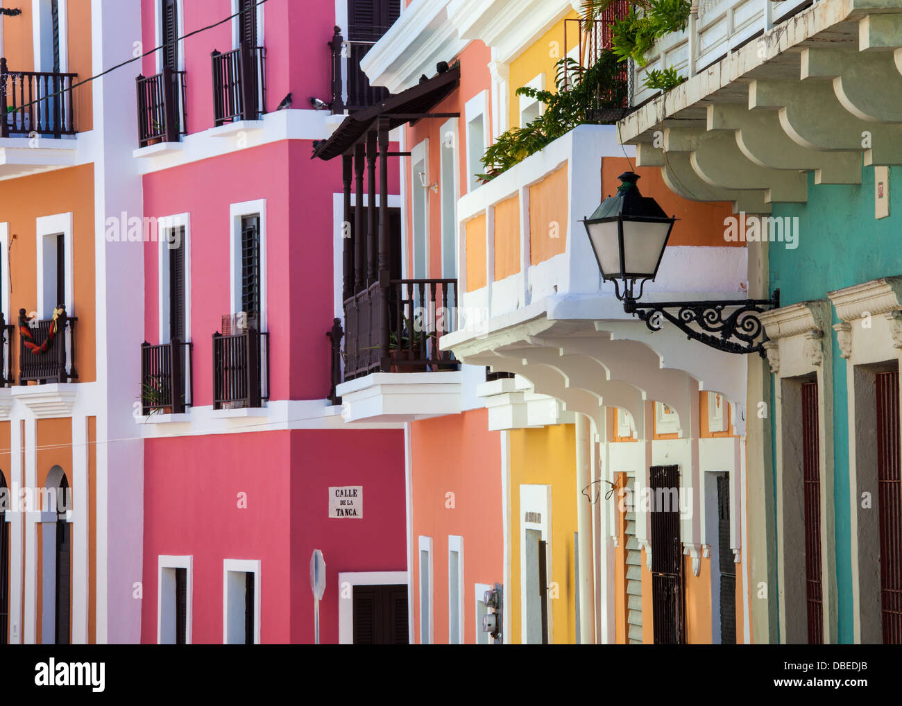 Maisons colorées Line San Sebastian Street dans le Vieux San Juan, Puerto Rico Banque D'Images