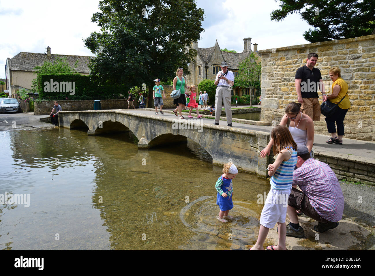 La pierre ancienne passerelle pour piétons sur la rivière Windrush, Bourton-on-the-water, Gloucestershire, Angleterre, Royaume-Uni Banque D'Images