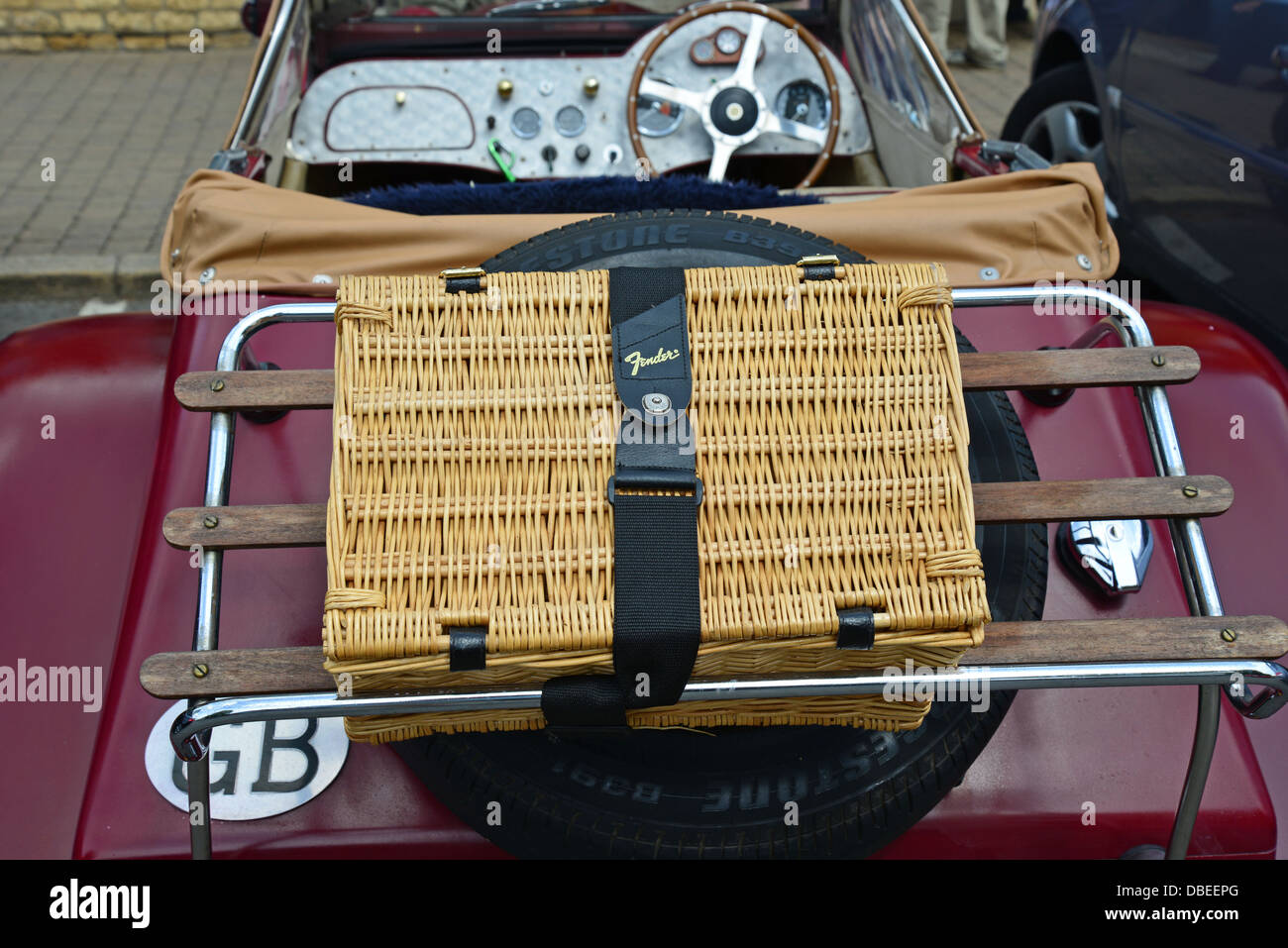 Open classique-haut car avec panier pique-nique sur rack, Bourton-on-the-water, Gloucestershire, Angleterre, Royaume-Uni Banque D'Images