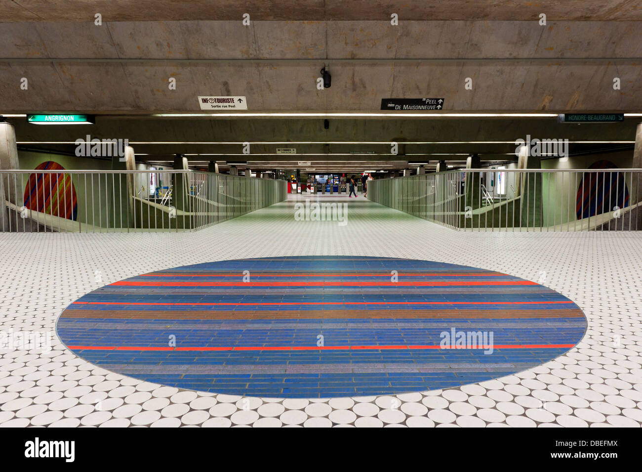 Cercle en céramique par l'artiste Jean-Paul Mousseau , station de métro Peel, Montréal, Canada. Banque D'Images