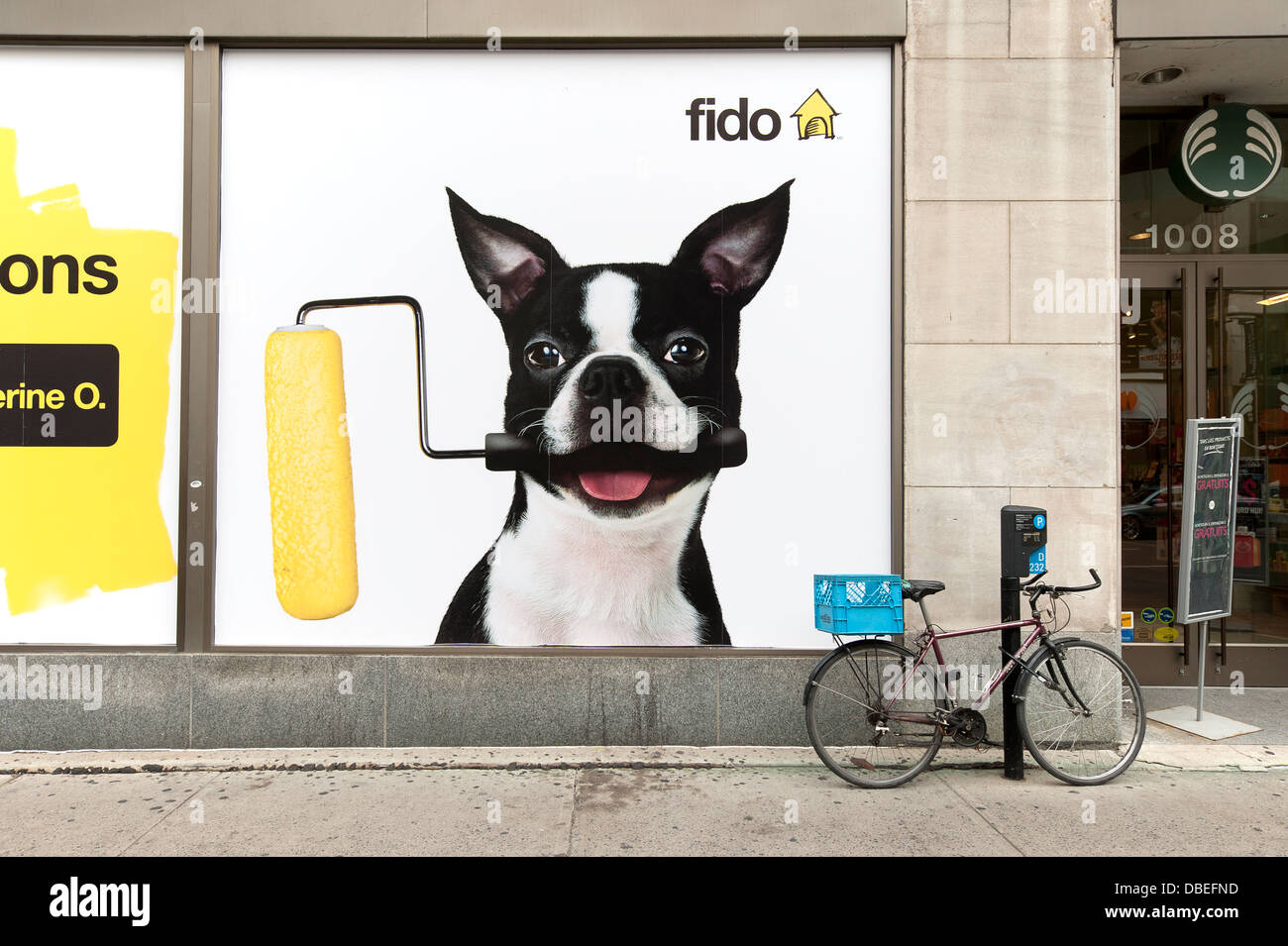 Publicité pour les téléphones portables Fido dans une vitrine de magasin. Banque D'Images