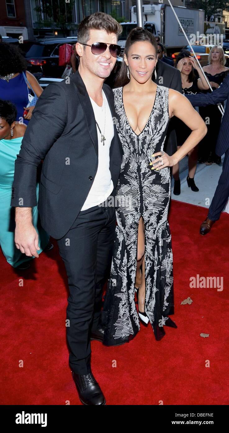 New York, NY 29 Juillet, 2013. Robin Thicke, Paula Patton aux arrivées pour 2 fusils Premiere, la School of Visual Arts (SVA) Theatre, New York, NY Le 29 juillet 2013 Crédit : Andres Otero/Everett Collection/Alamy Live News Banque D'Images