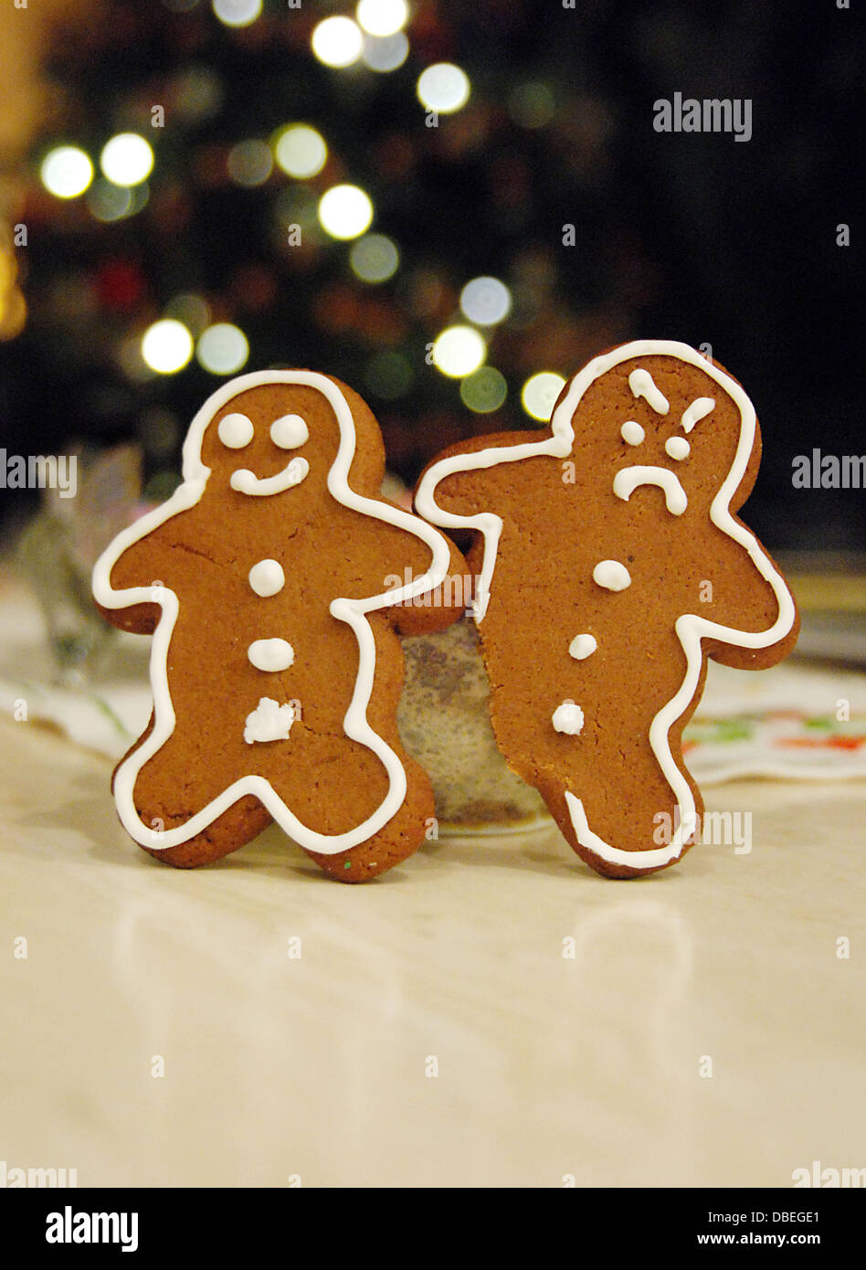 Une colère colère grognon fronçant gingerbread man ressemble à un heureux gingerbread man parce que sa jambe pied a été mordue Banque D'Images