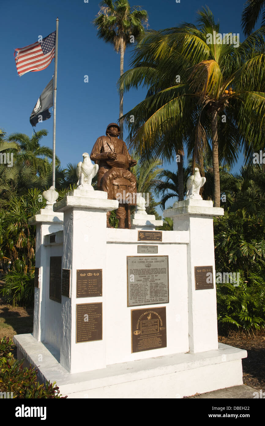 WAR MEMORIAL À RODOLPHE HERNANDEZ LAURÉAT DE LA MÉDAILLE D'HONNEUR DU CENTRE-VILLE DE FORT MYERS, Florida USA Banque D'Images