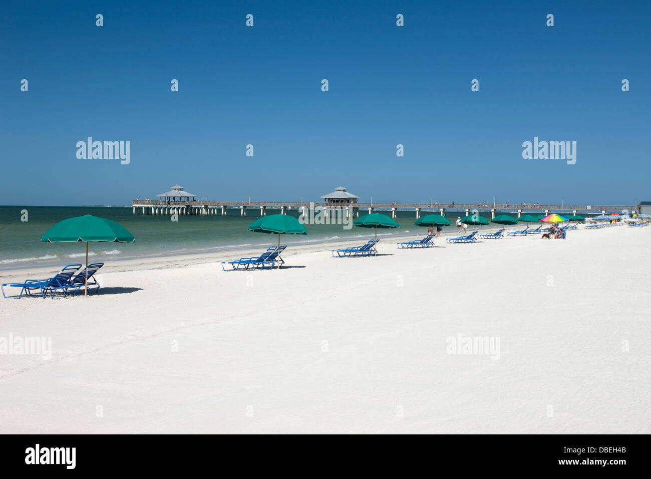 UMBELLAS BEACH PLAGE DE FORT MYERS ESTERO ISLAND GULF COAST FLORIDA USA Banque D'Images