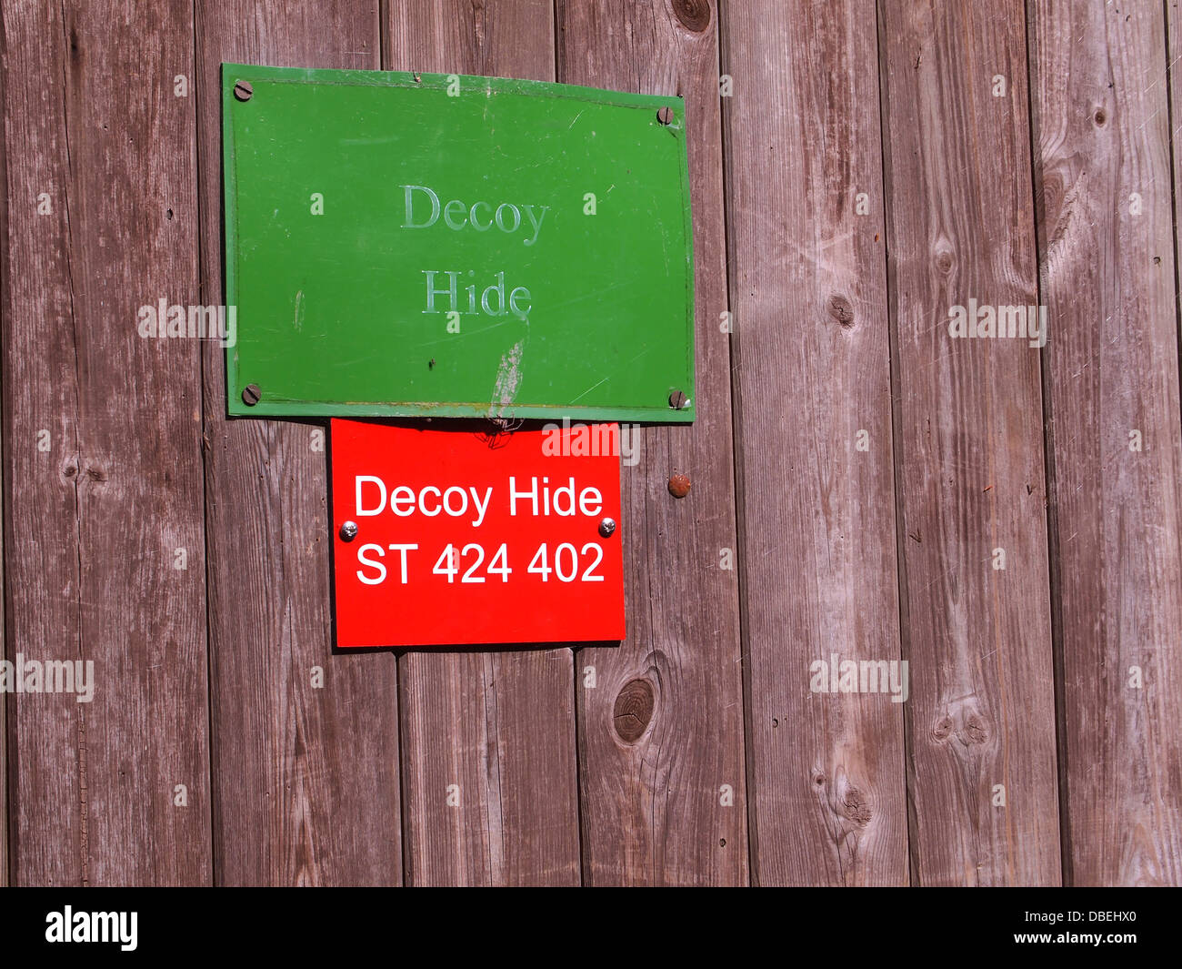 Les signes d'identification sur la porte de tentatives d'Hide, près de Shapwick dans le Somerset. Juillet 2013 Banque D'Images