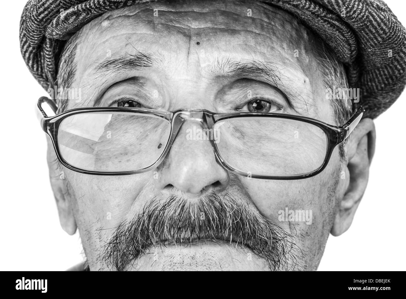 Le visage d'un vieil homme portant des lunettes et un chapeau Banque D'Images