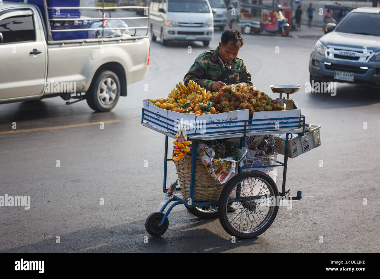 Vendeur de fruits le long d'une rue principale rue commerçante à Bangkok Banque D'Images