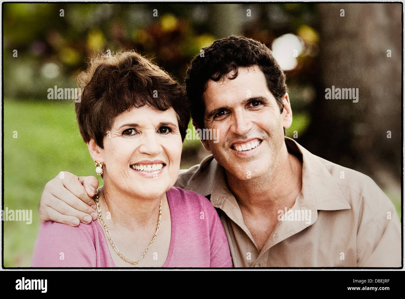 Older Hispanic couple smiling outdoors - Image de stock capturée avec un smartphone
