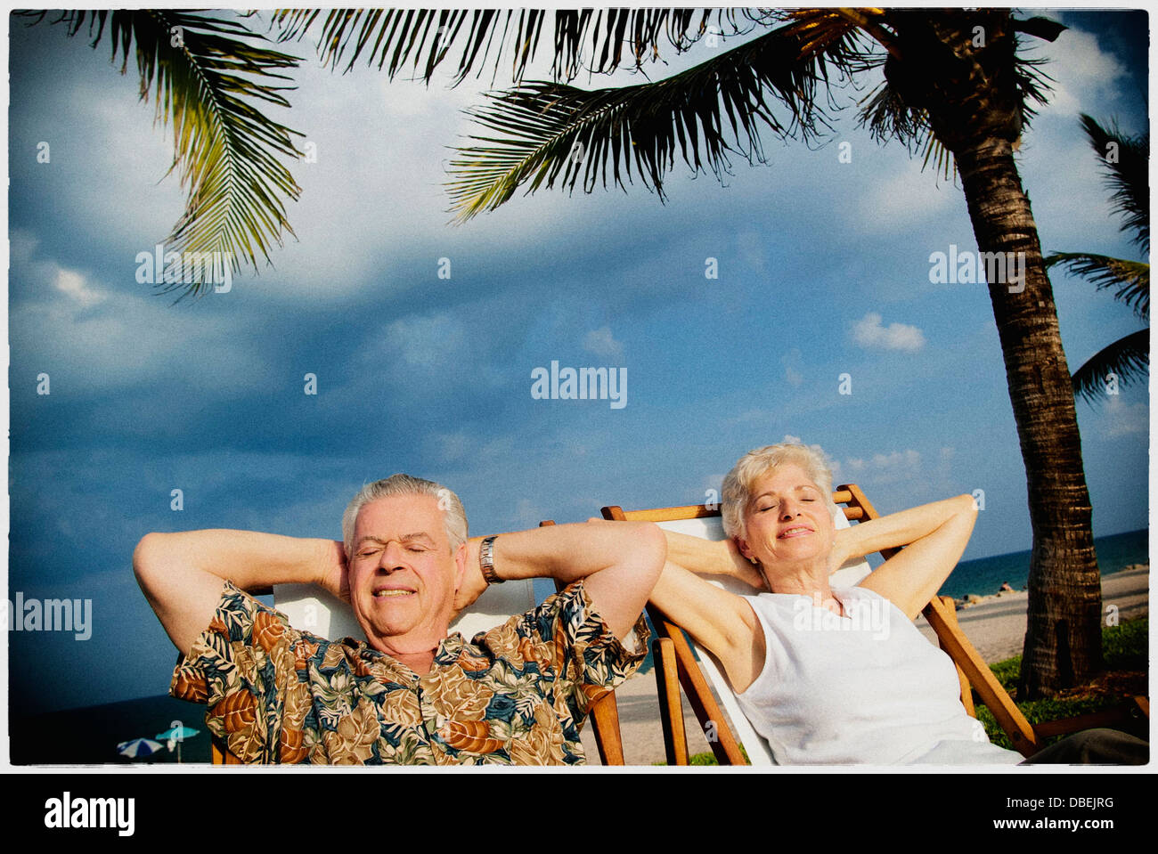 Vieux couple relaxing on tropical beach - Image de stock capturée avec un smartphone