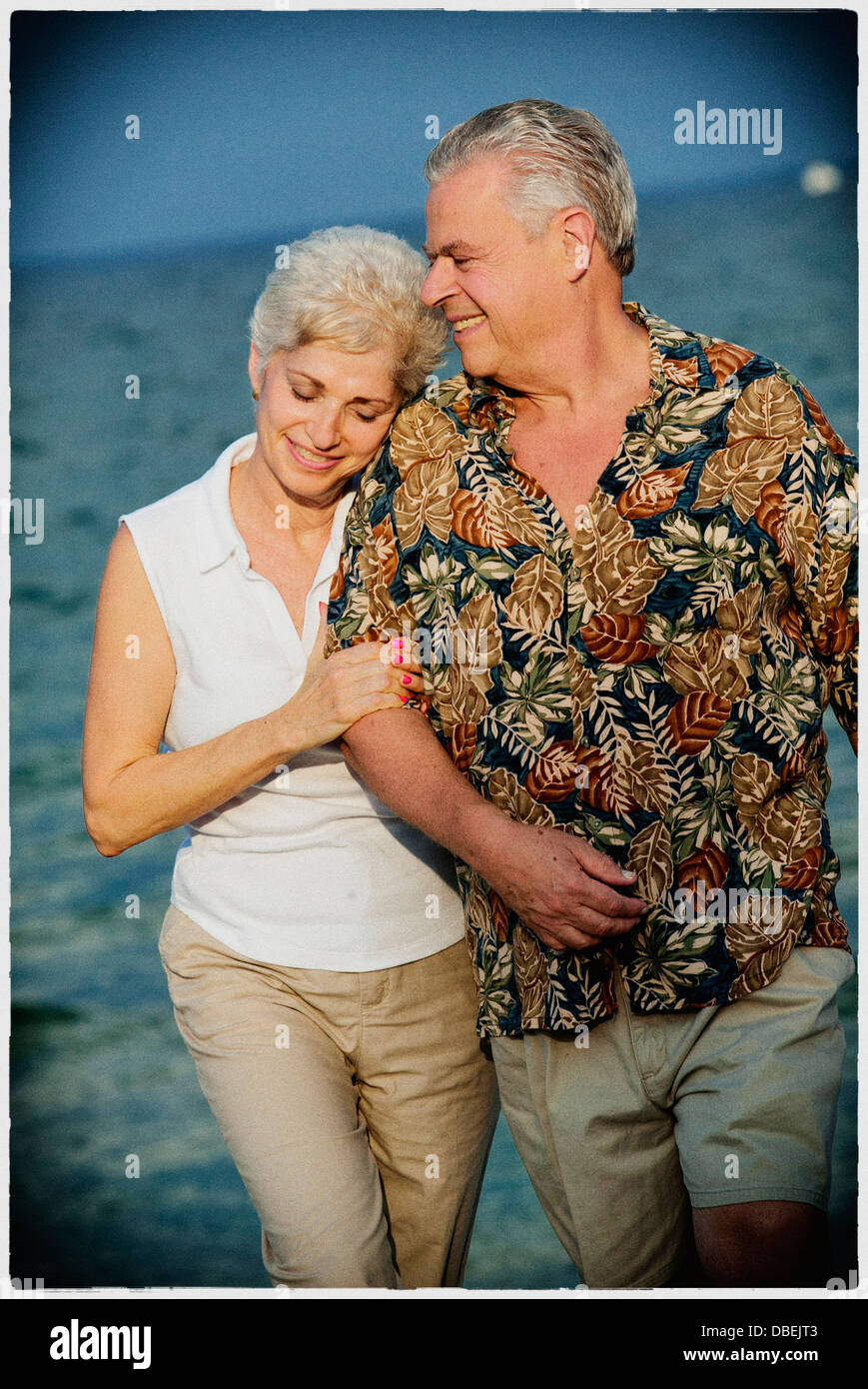 Vieux couple walking on tropical beach - Image de stock capturée avec un smartphone