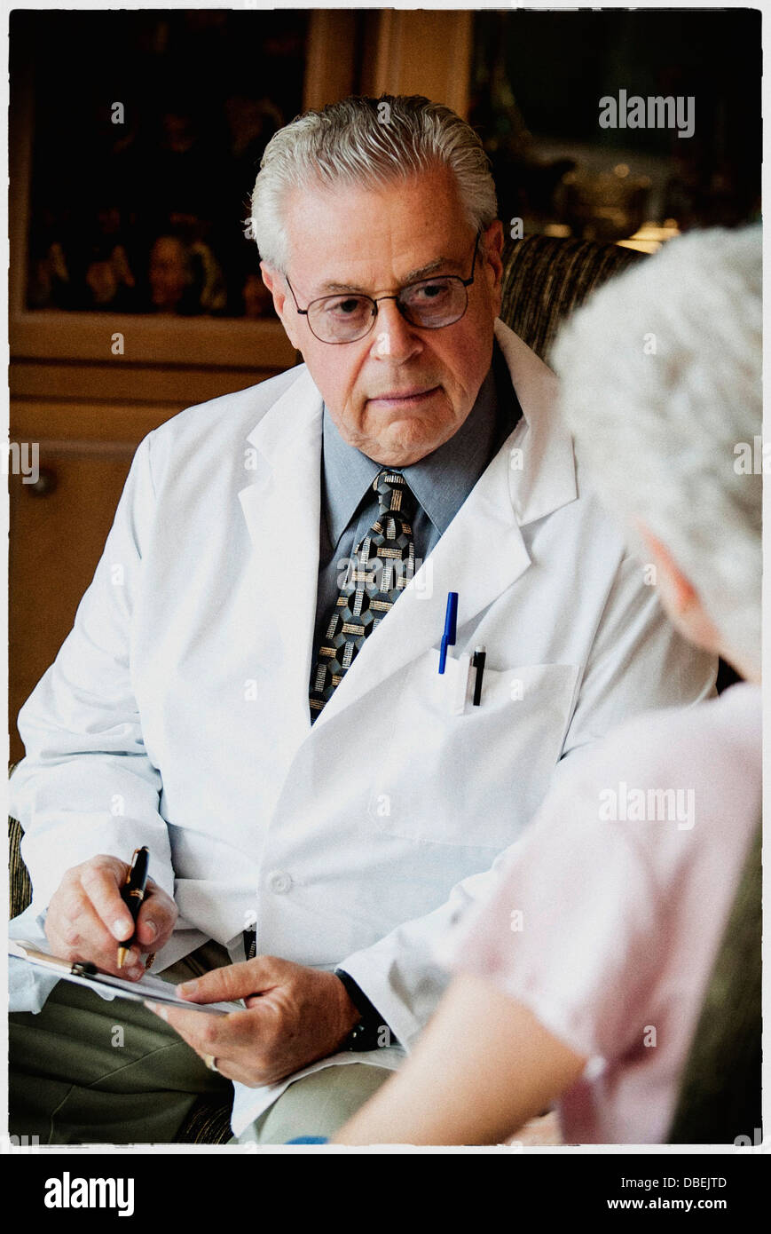 Doctor talking to patient plus âgé à l'accueil - Image de stock capturée avec un smartphone