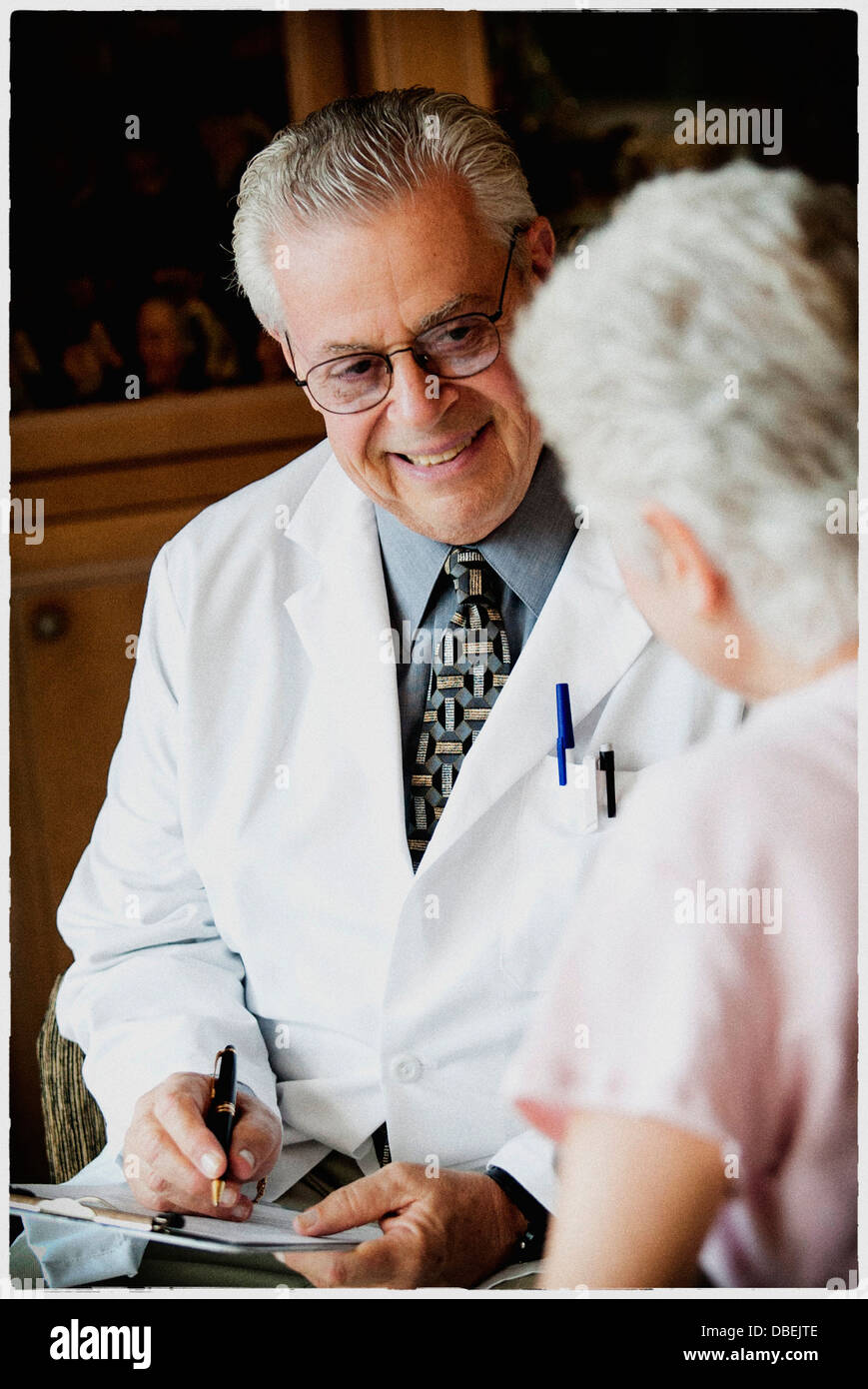 Doctor talking to patient plus âgé à l'accueil - Image de stock capturée avec un smartphone