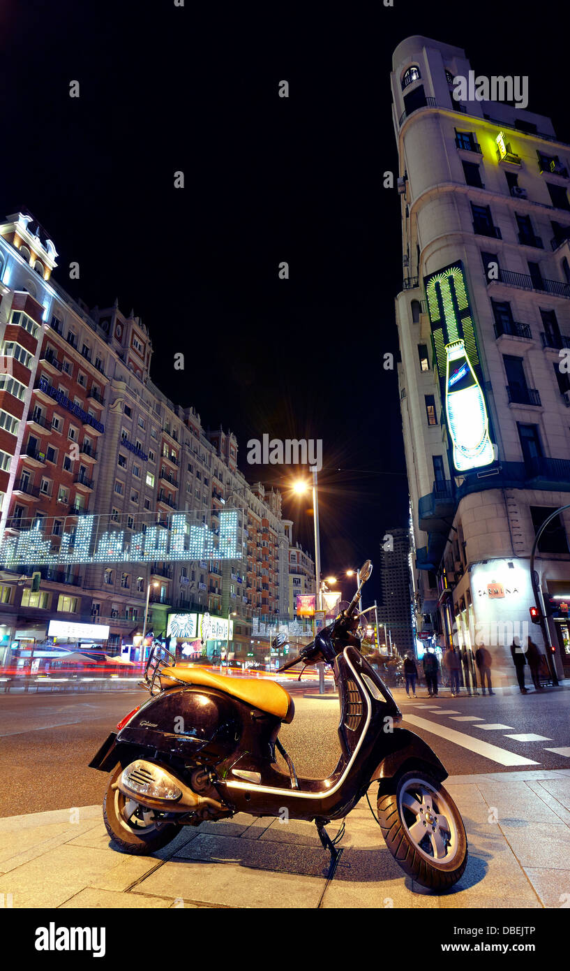 Moto garée à la rue Gran Via à l'époque de Noël. Madrid. L'Espagne. Banque D'Images