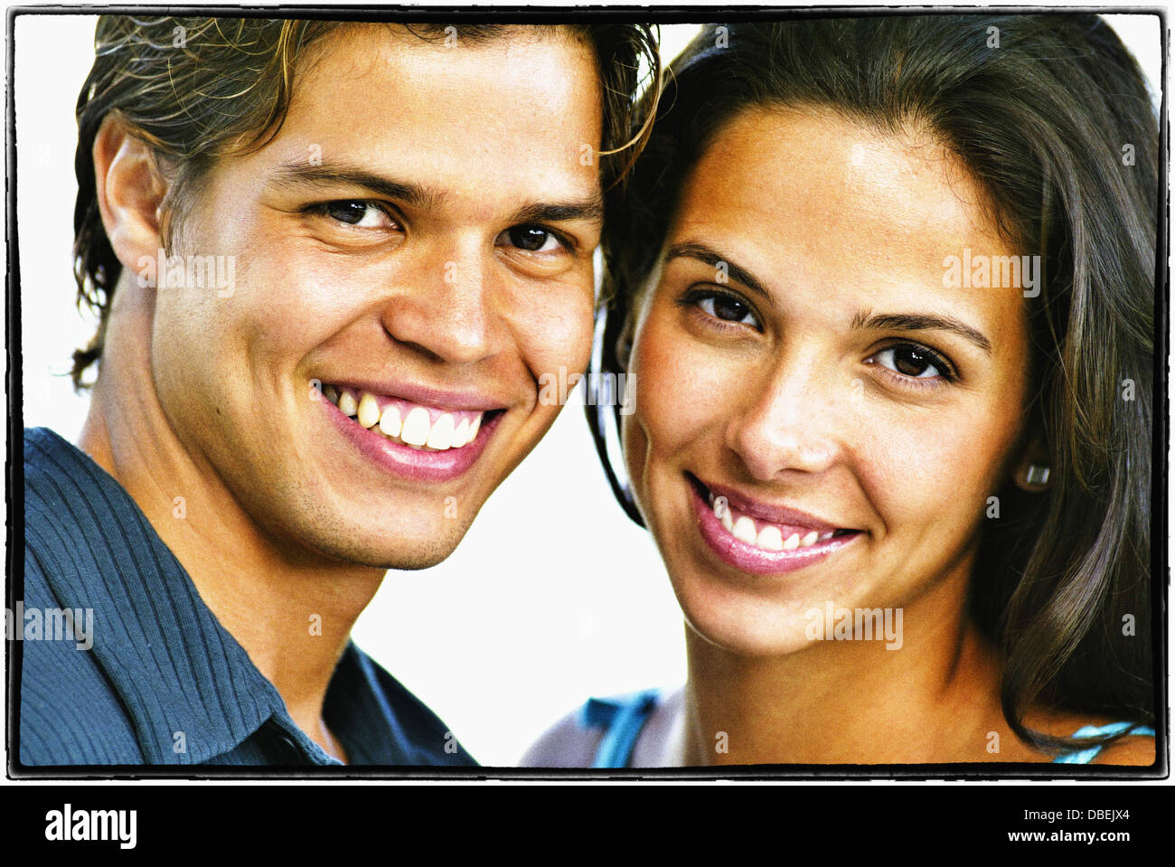 Hispanic couple smiling - Image de stock capturée avec un smartphone